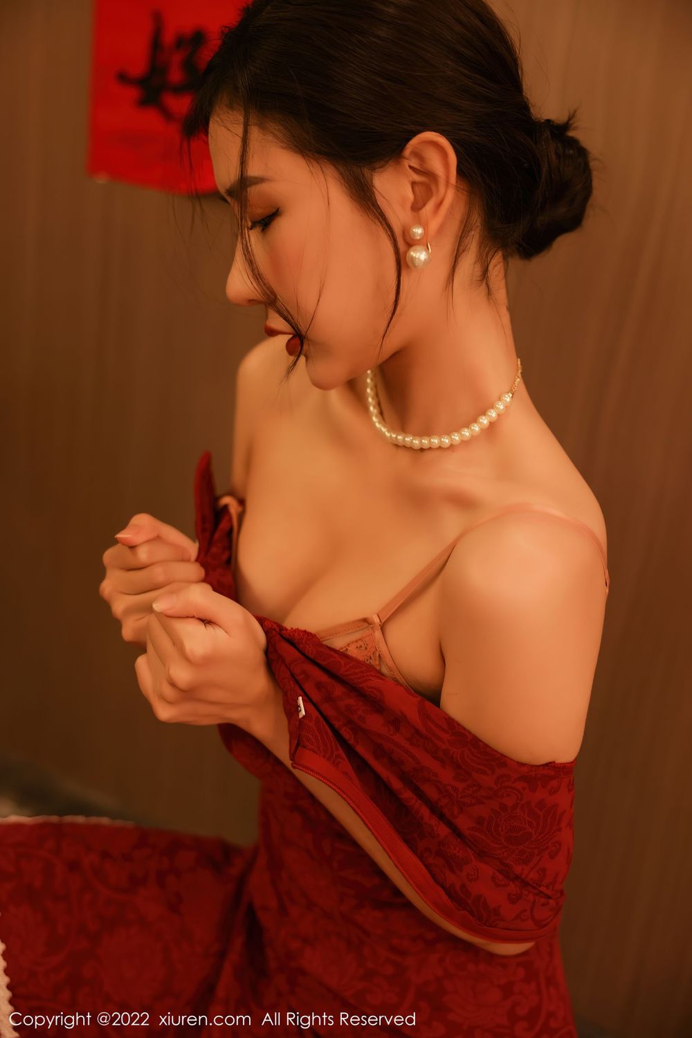 美女模特尹甜甜红色喜庆旗袍熟女气息新年主题写真
