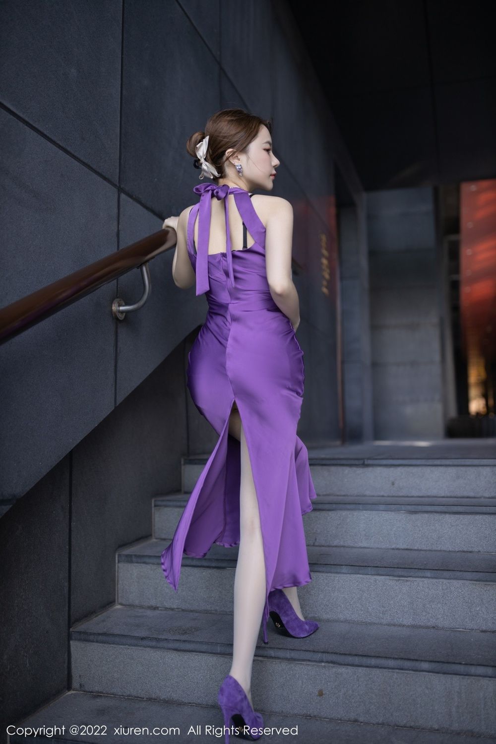 美女模特鱼子酱Fish紫色连衣长裙搭原色丝袜三亚旅拍