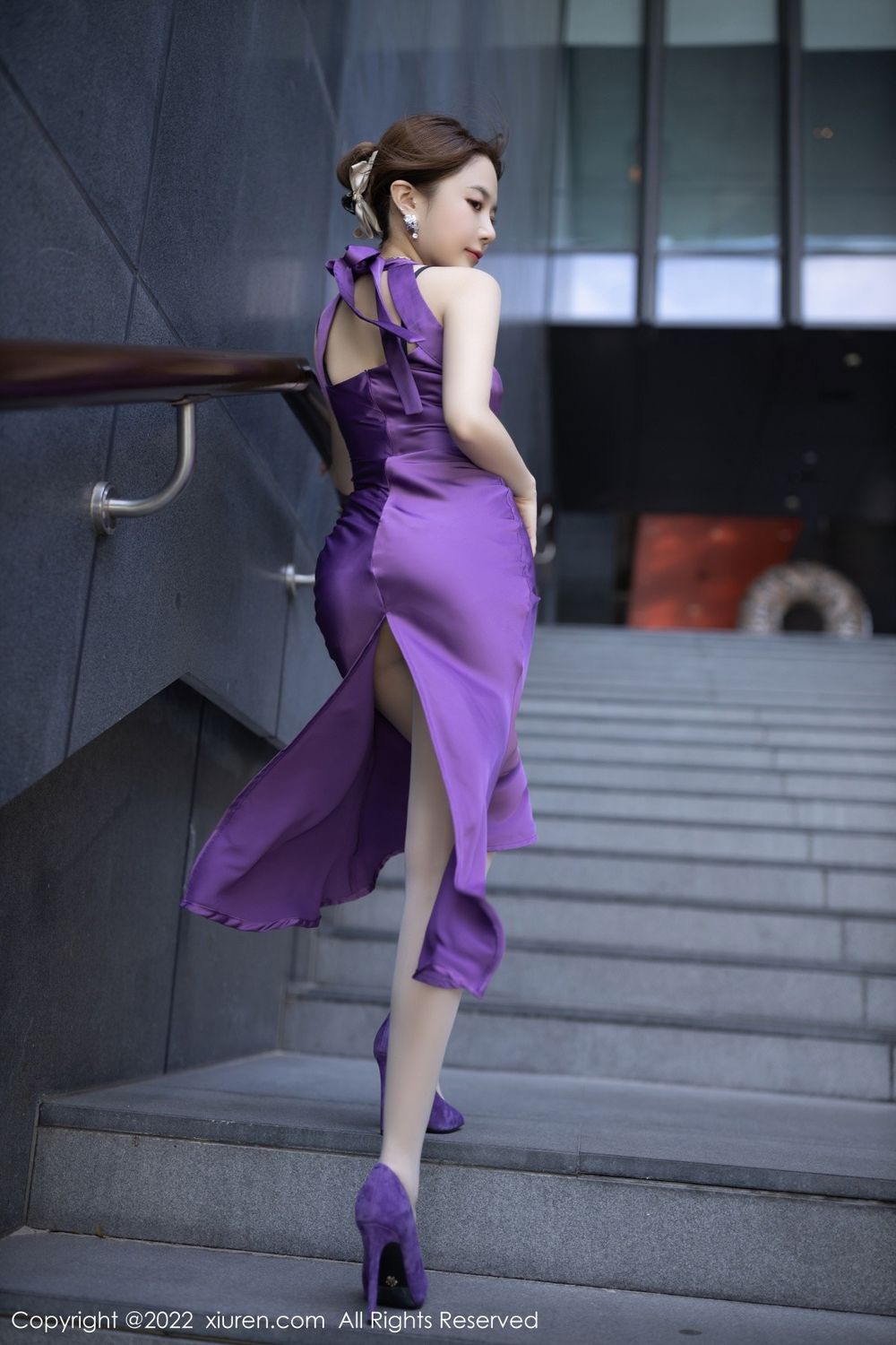 美女模特鱼子酱Fish紫色连衣长裙搭原色丝袜三亚旅拍