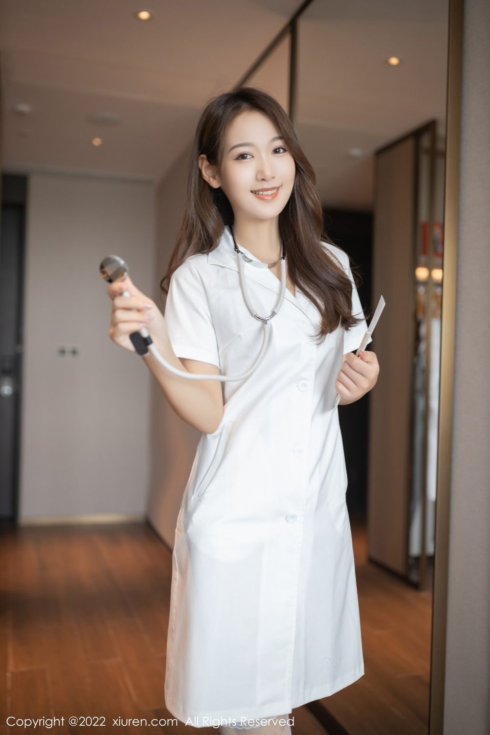 美女模特唐安琪白色丝袜制服家庭医生主题性感写真