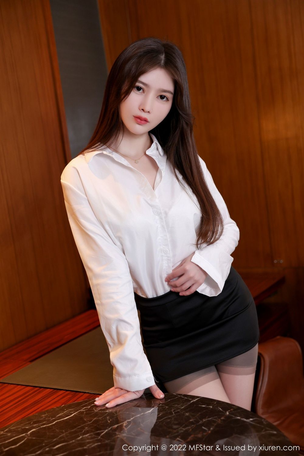 美女模特吴雪瑶白衬衫黑色短裙丝袜系列性感写真
