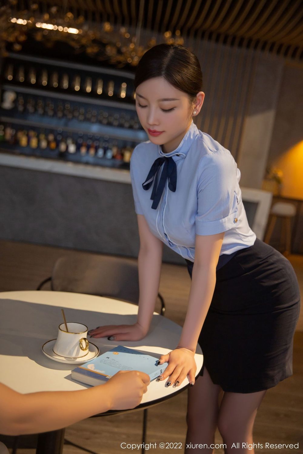 秀人网性感女神杨晨晨Yome淡蓝色上衣咖啡店员主题私房写真