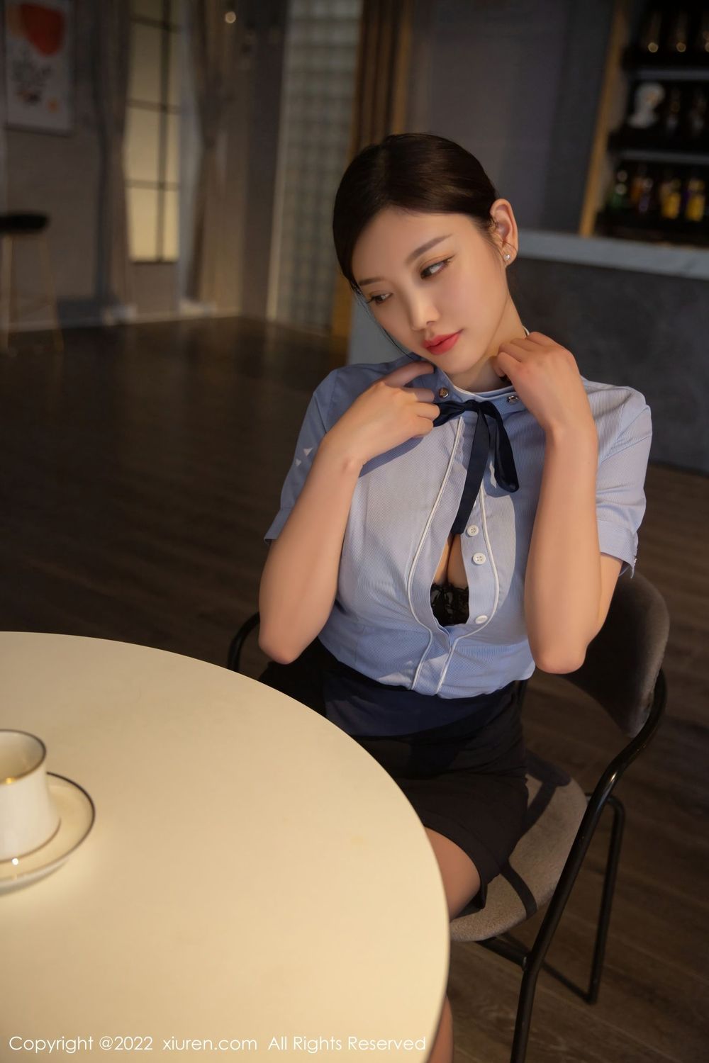 性感女神杨晨晨Yome淡蓝色上衣咖啡店员主题私房写真