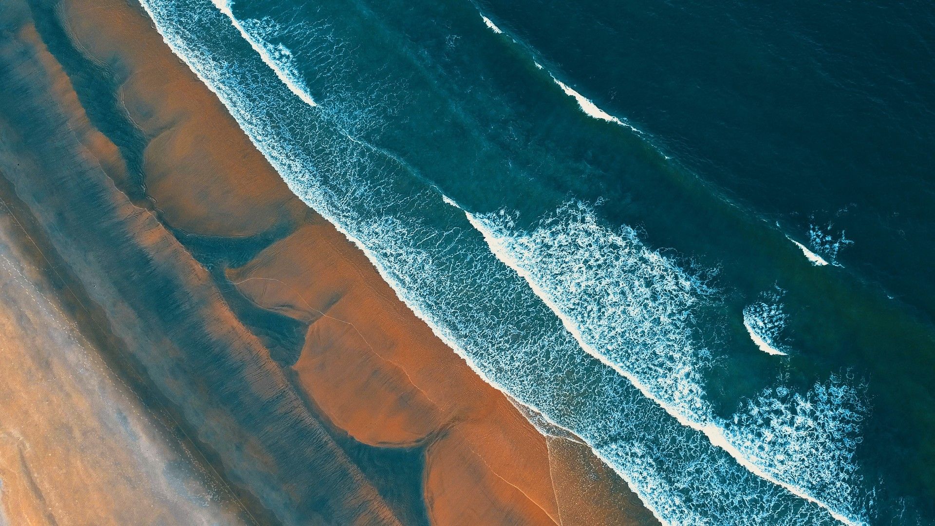 红色海岸气质磅礴的海浪超过海岸线高清唯美壁纸