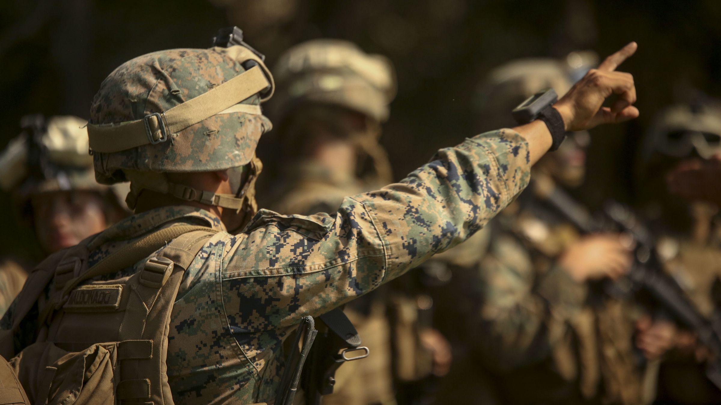 美国大兵身穿作战服野外战斗高清桌面壁纸