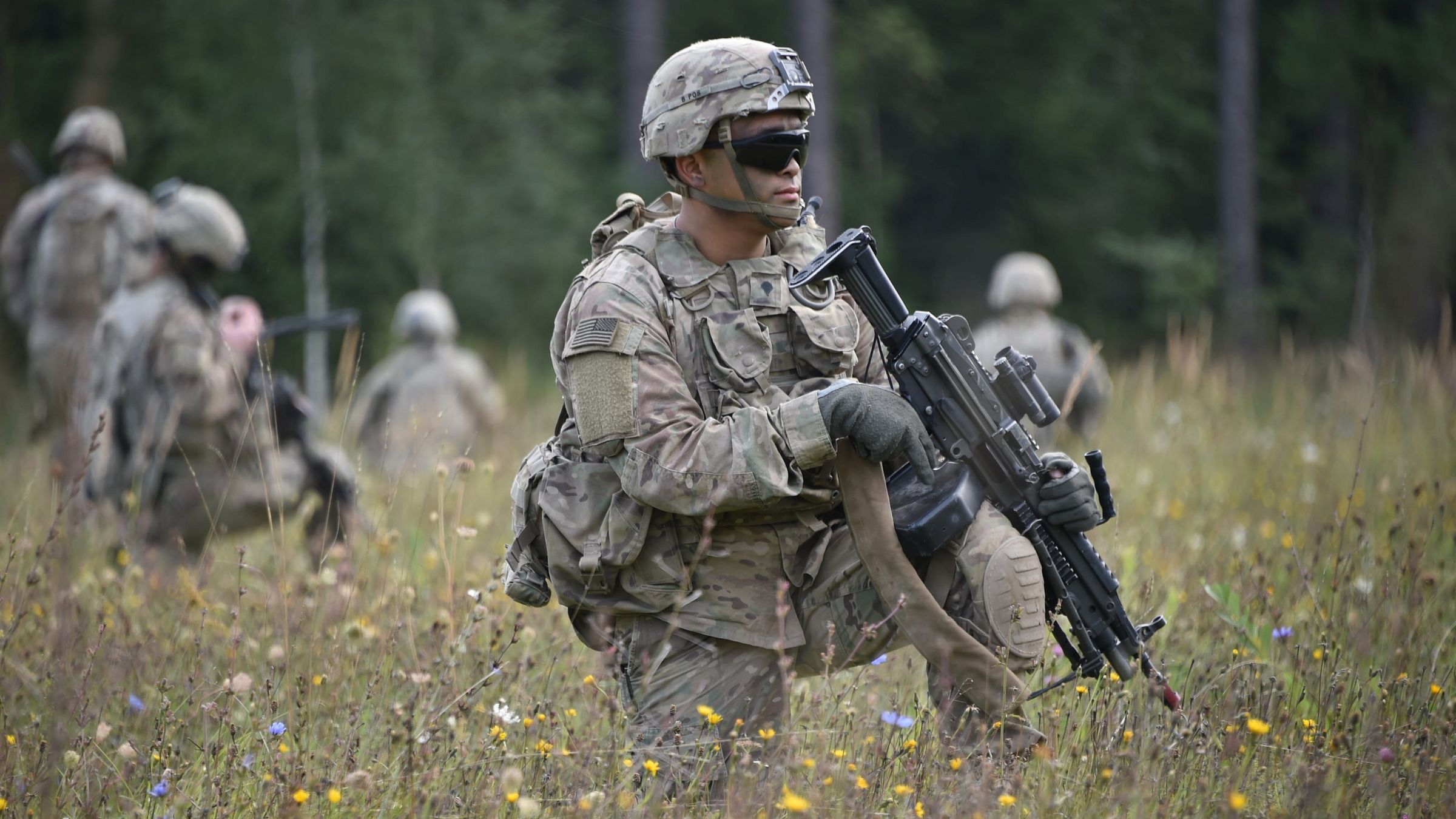 美国大兵身穿作战服野外战斗高清桌面壁纸