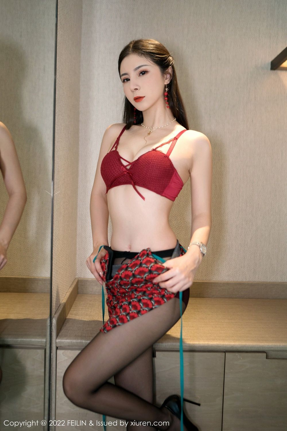 性感模特小蛮妖x红色吊带长裙黑丝系列娇艳写真