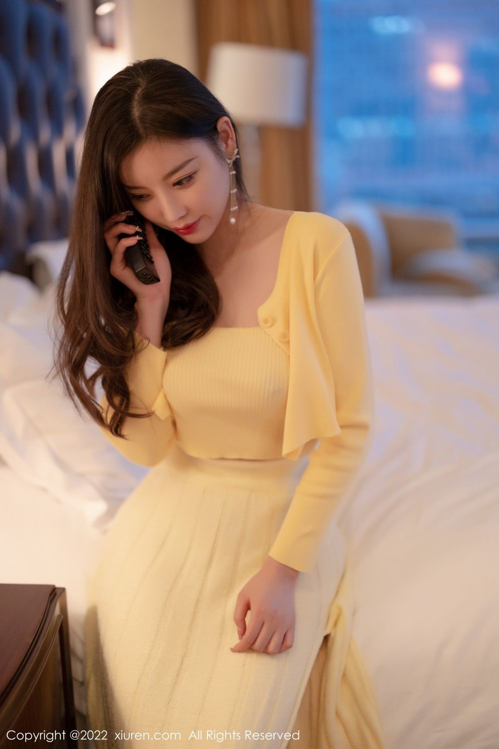 性感女神杨晨晨Yome淡黄色上衣搭配长裙系列私房写真