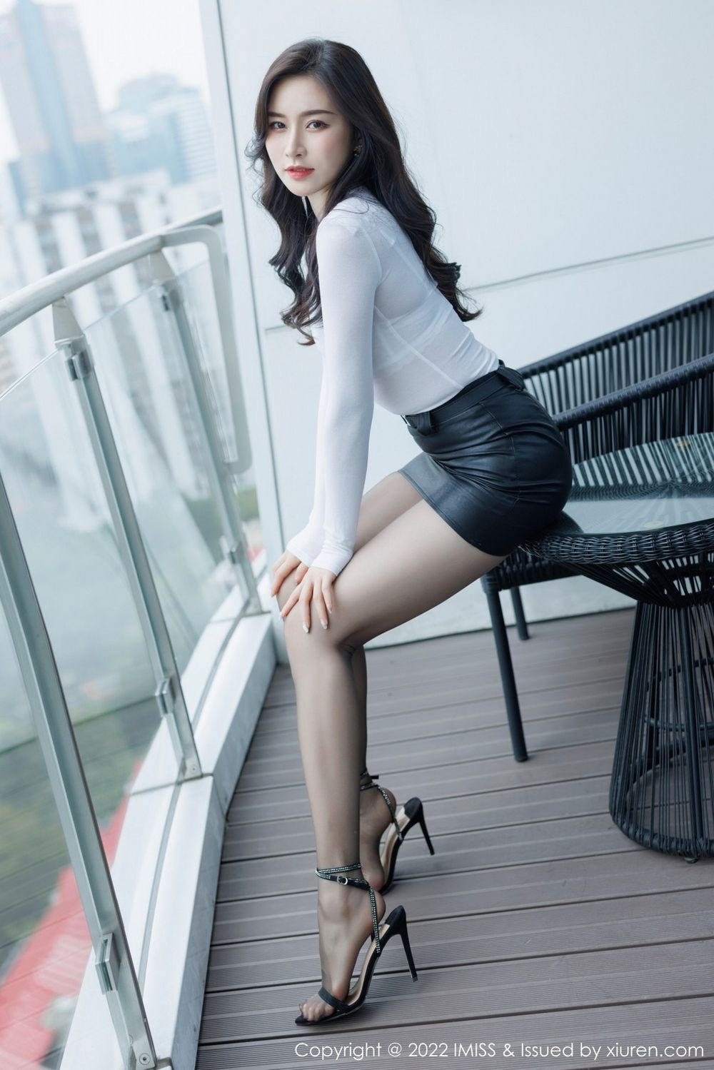 气质美女Vanessa白色典雅服饰与皮质黑色短裙性感写真