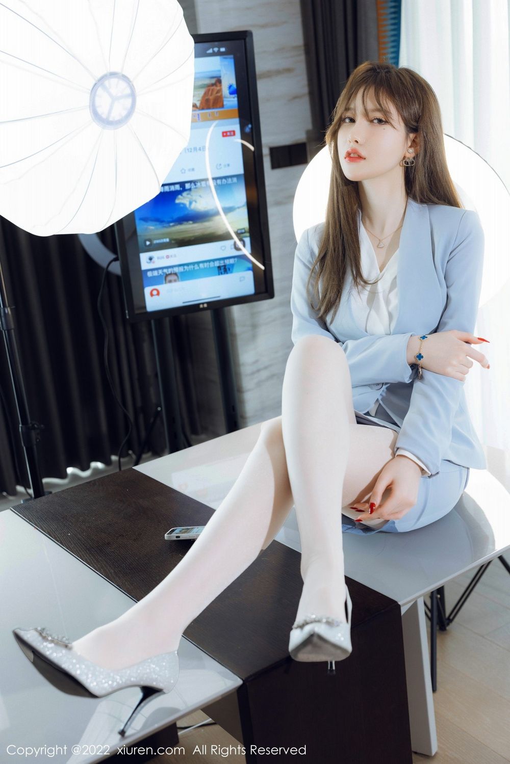 美女模特美桃酱淡蓝色服饰白色丝袜系列性感写真