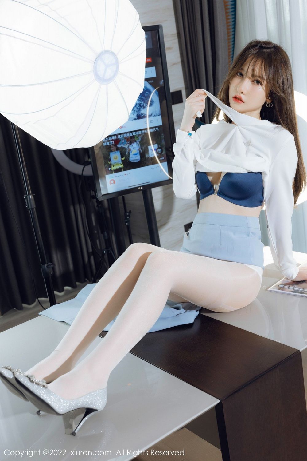 美女模特美桃酱淡蓝色服饰白色丝袜系列性感写真