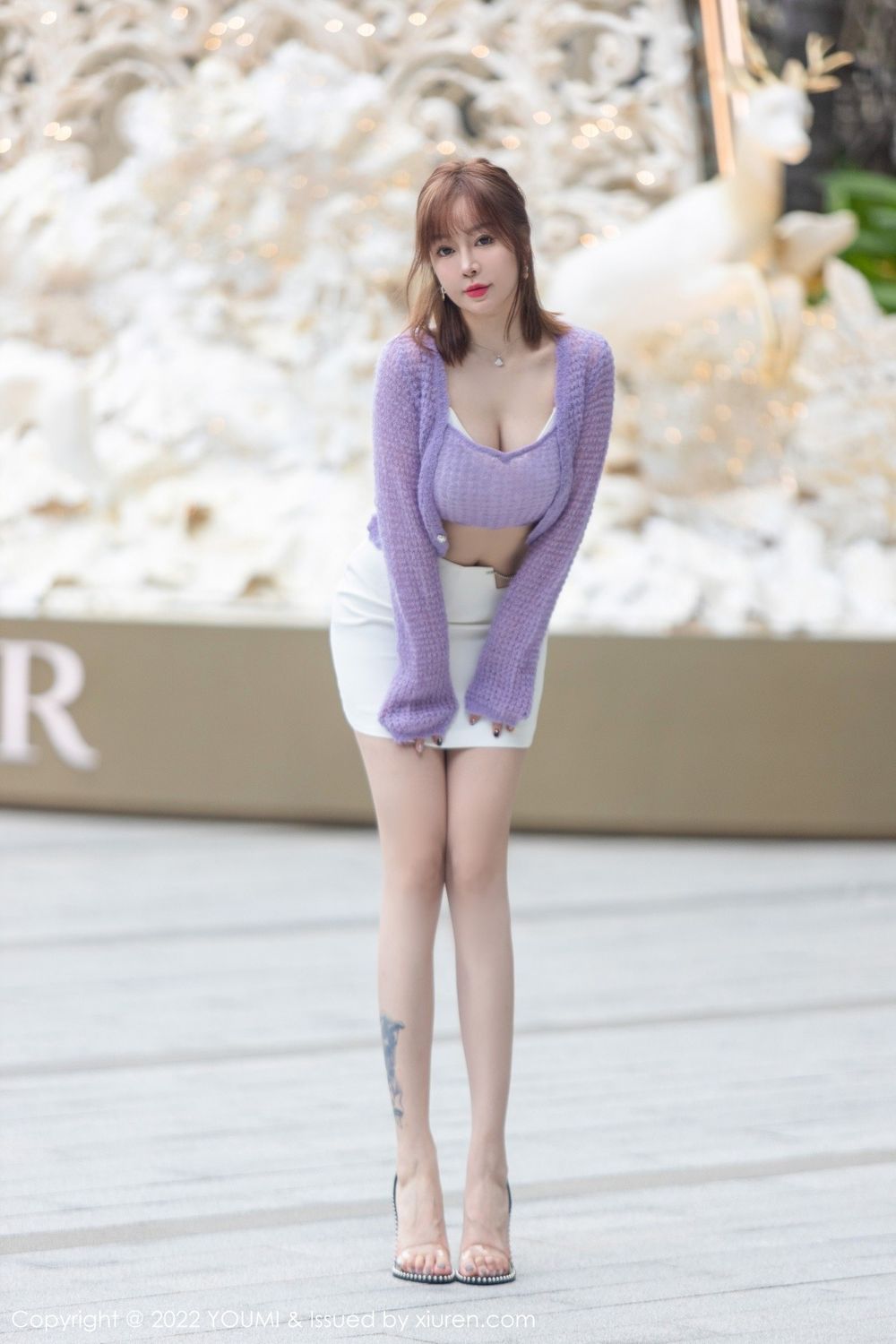性感女神王雨纯紫色毛线上衣搭配白色短裙三亚旅拍