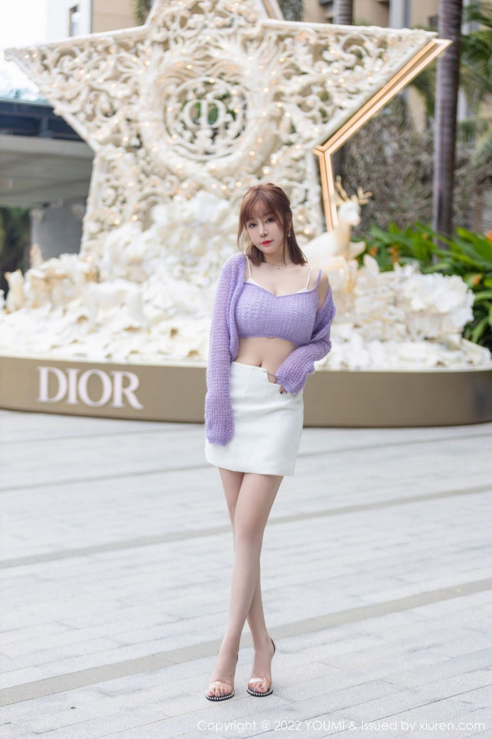 性感女神王雨纯紫色毛线上衣搭配白色短裙三亚旅拍