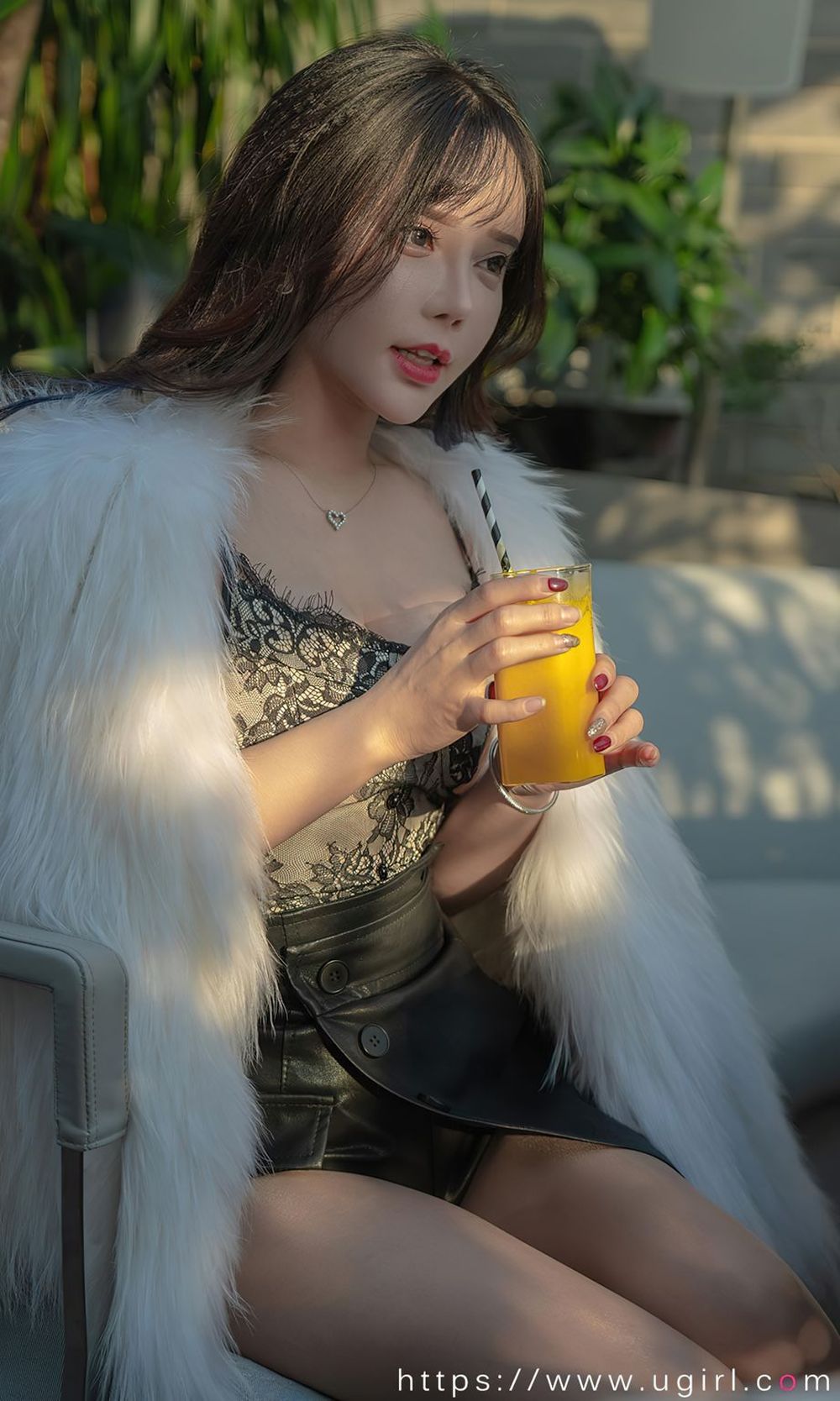 美女模特艾小青黑色皮裙午间香茶丝袜主题性感写真