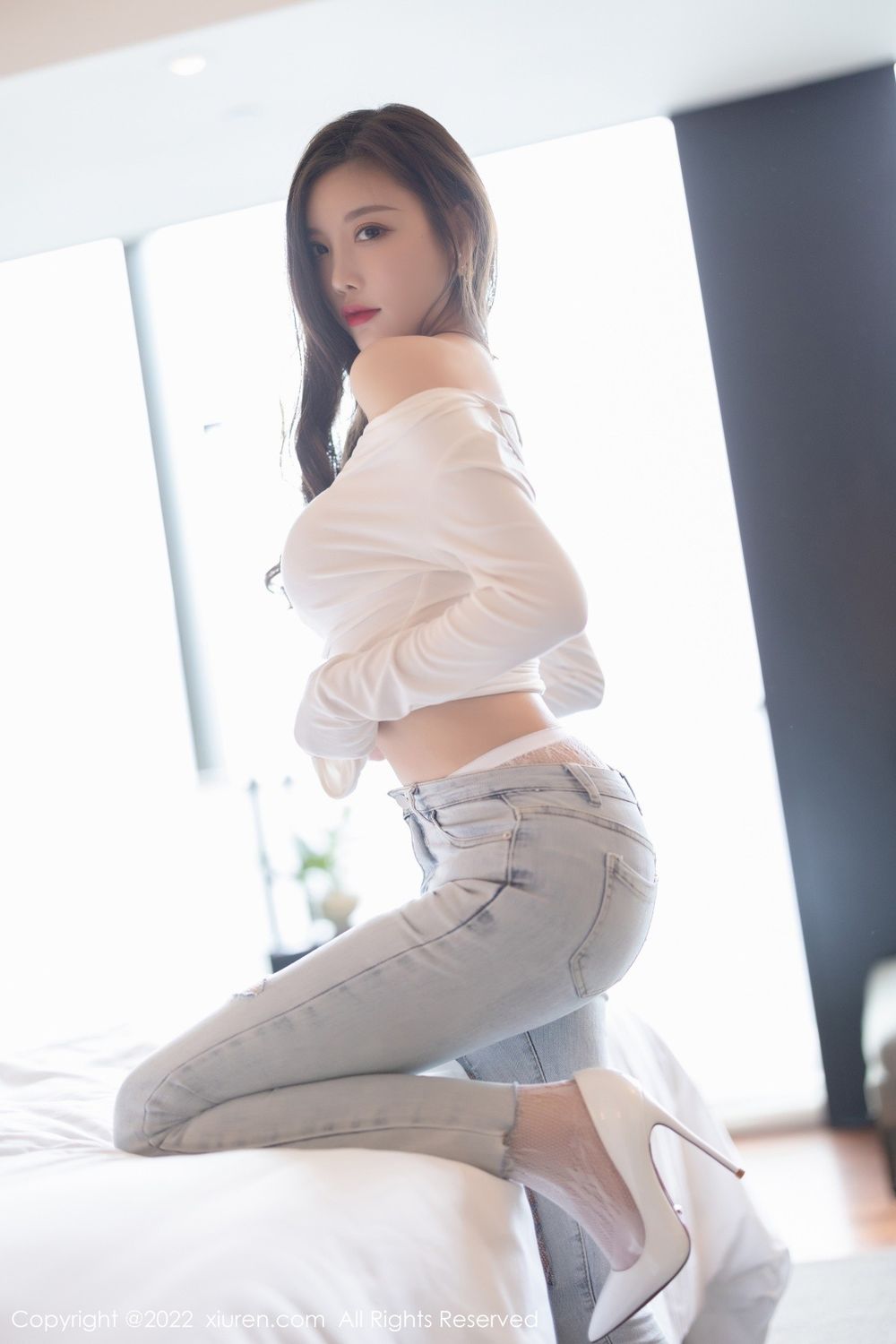 性感女神杨晨晨Yome白色收身上衣搭配牛仔裤系列写真
