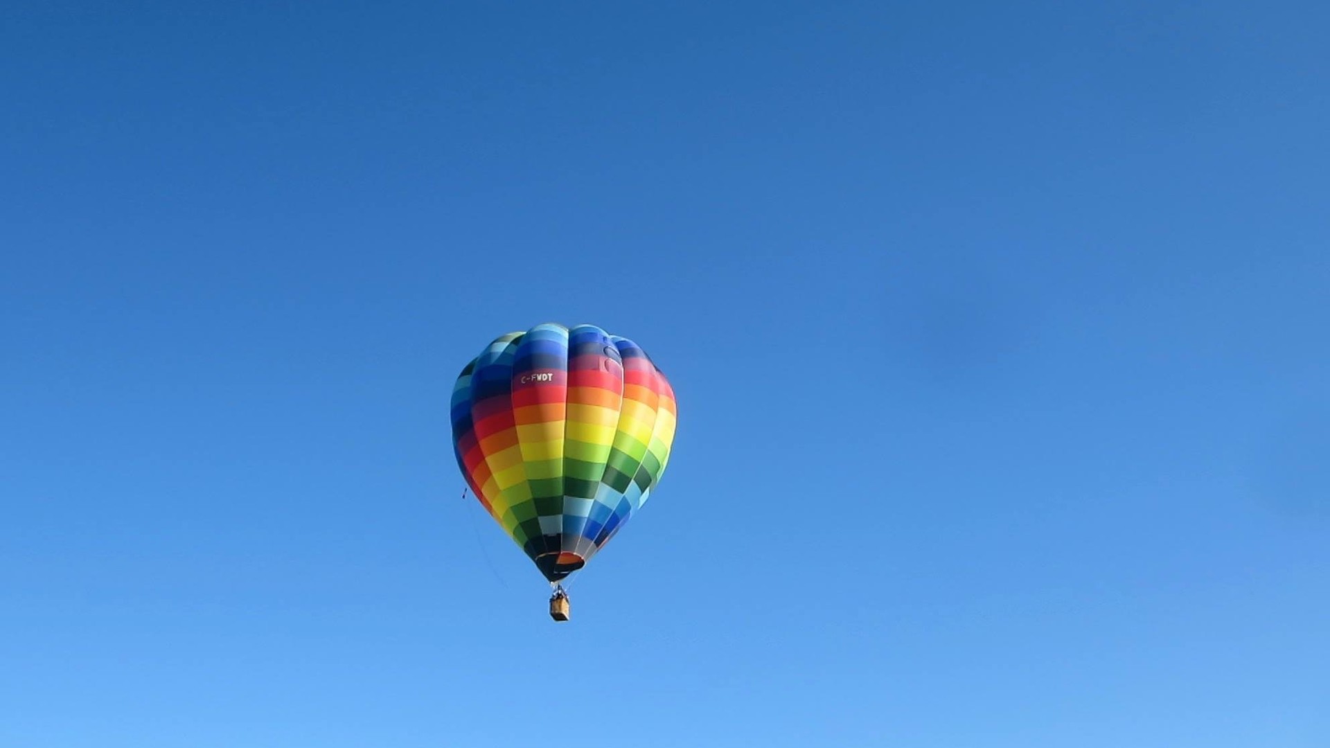 热气球蓝天白云下缓缓飞翔