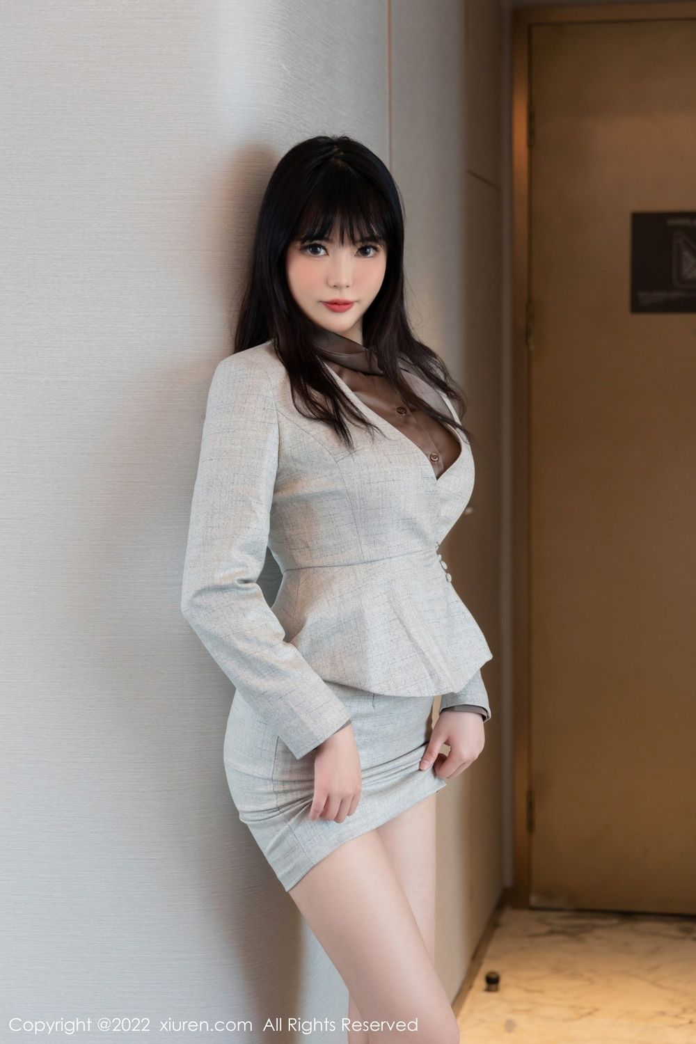 美女模特Arude薇薇浅灰色上衣搭配短裙系列性感写真
