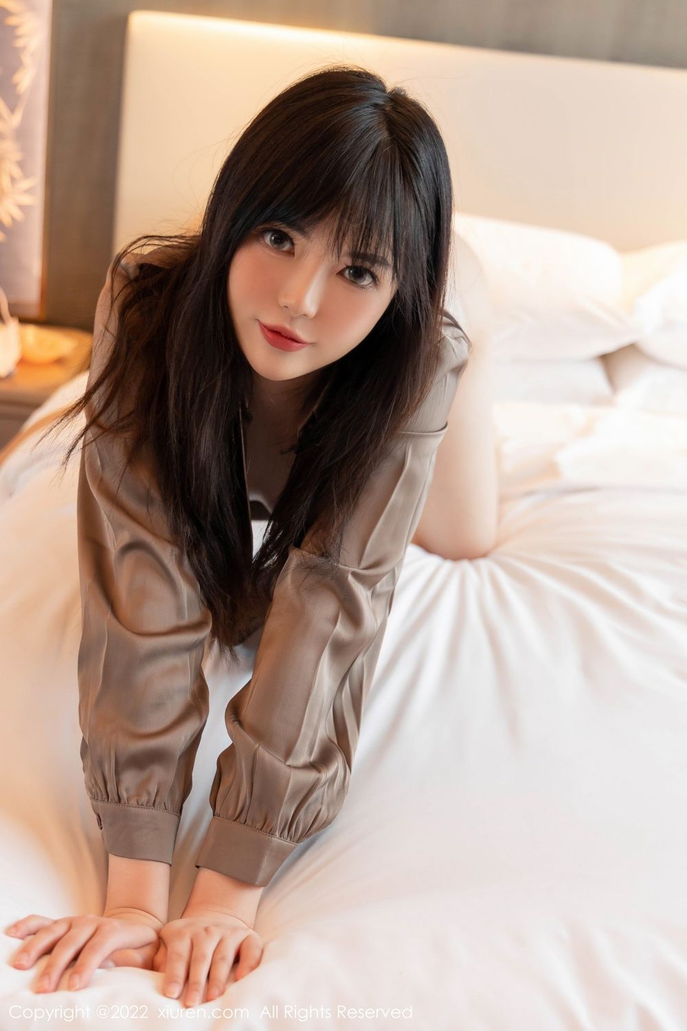 美女模特Arude薇薇浅灰色上衣搭配短裙系列性感写真