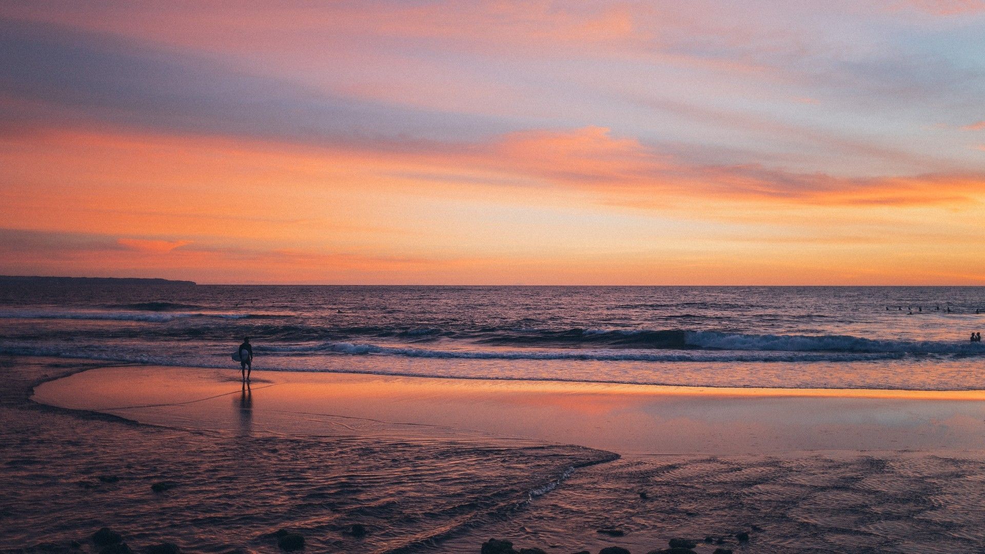西边落日将海边沿岸侵染金色风景图片