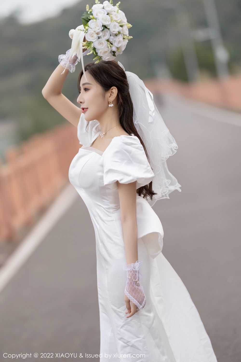 性感女神王馨瑶yanni手持鲜花白色长裙系列惠州旅拍