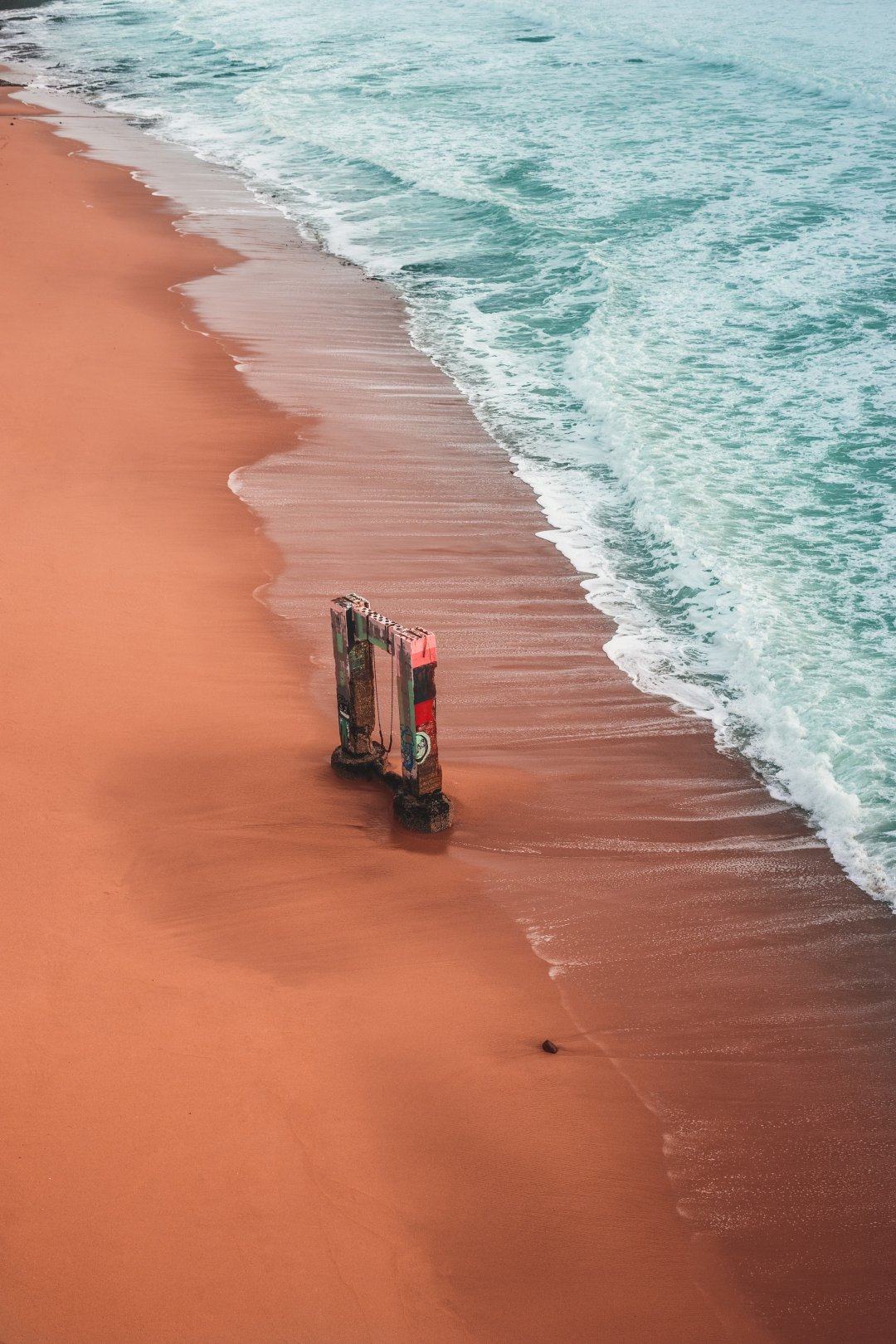 纯净的海滩一波一波海浪冲来退去超清手机壁纸