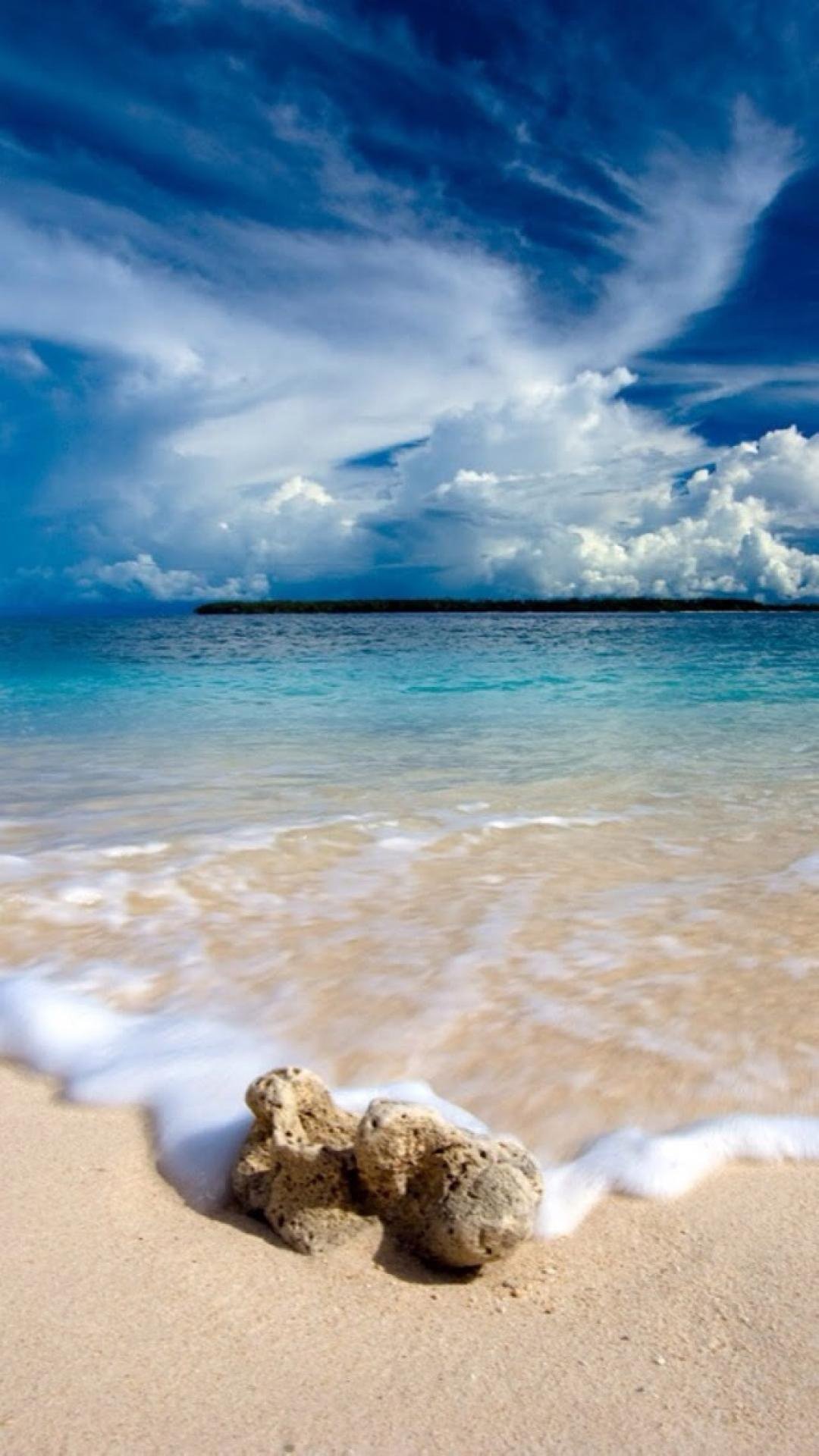 金色的绵软沙滩与蓝天白云形成秀丽风景
