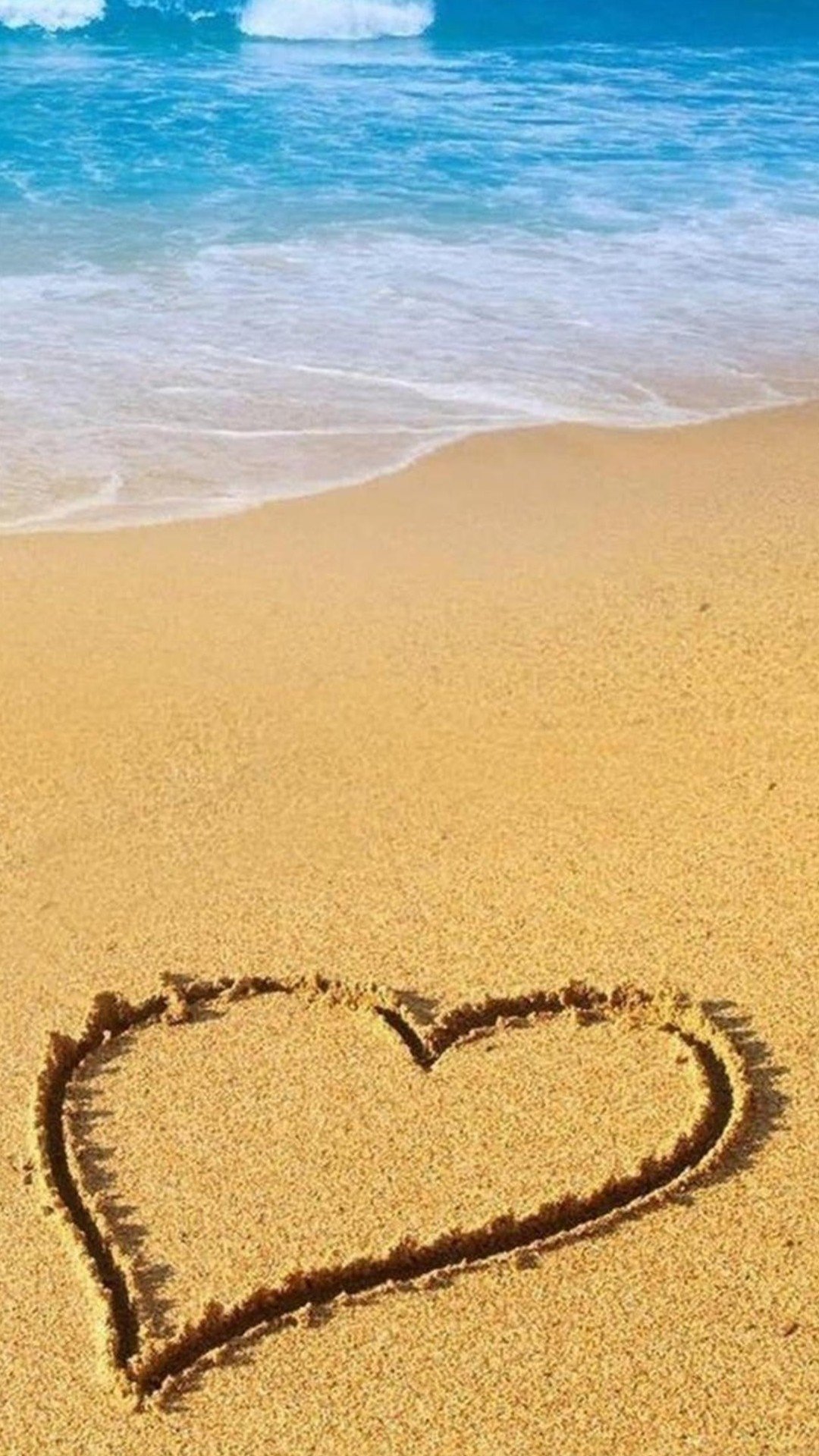 沙滩画出的爱心