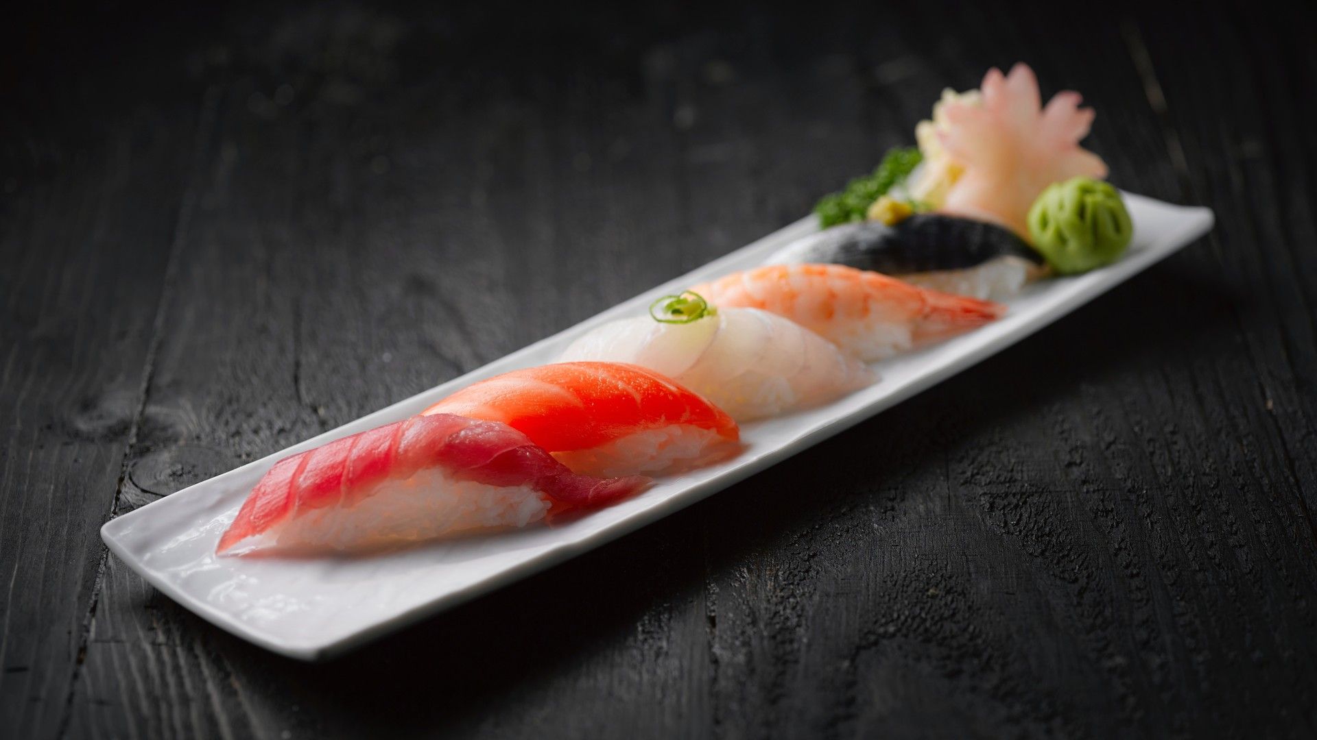 诱人可口的日式料理寿司色彩鲜明