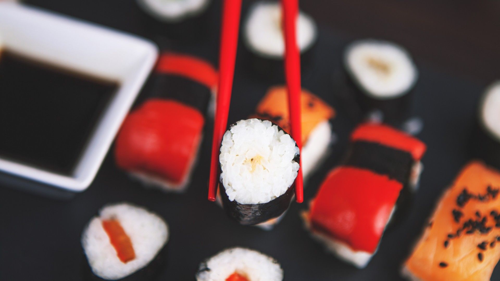 诱人可口的日式料理寿司色彩鲜明