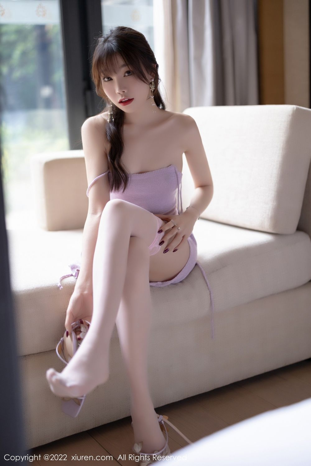 性感女神芝芝Booty紫色吊带长裙搭配白色丝袜写真