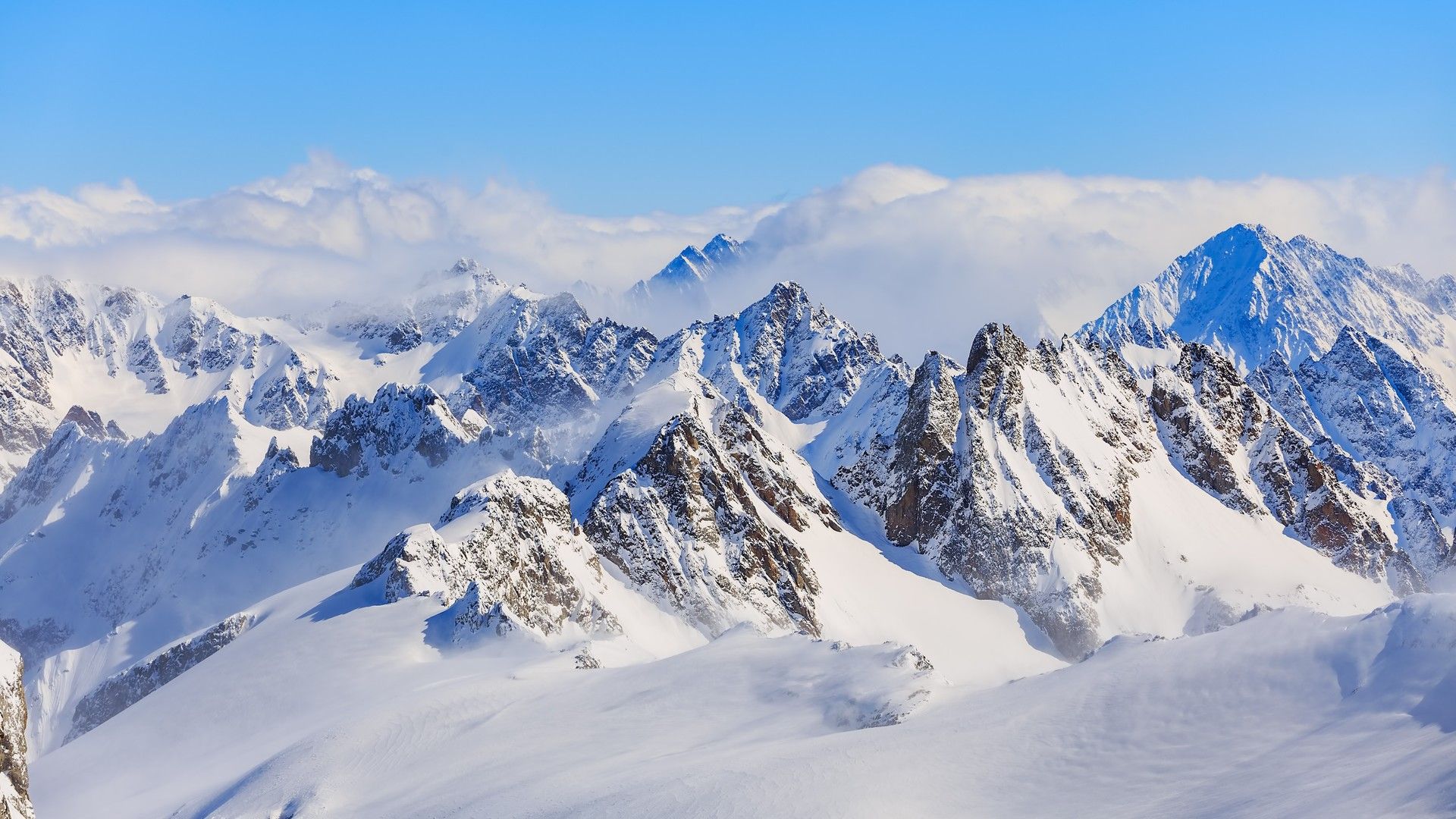 白色大雪与巍峨群山构建最美的雪山风光
