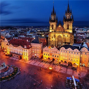 布拉格城市风景夜晚灯光绚丽夺目头像