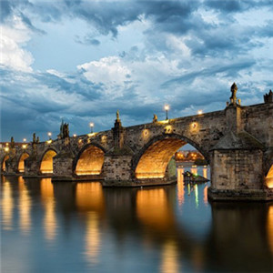布拉格城市风景夜晚灯光绚丽夺目头像