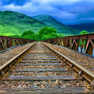 笔直的铁路唯美风景