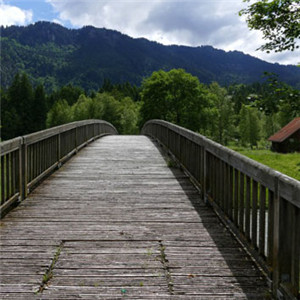 通向远处的木桥