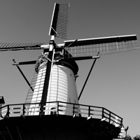 荷兰风车天空下的唯美头像