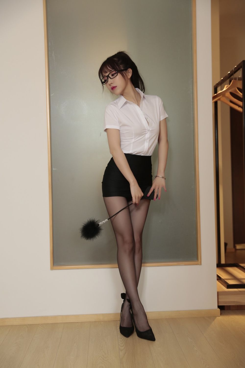 美女主播小女巫露娜白色短袖衬衫配黑丝短裙性感写真