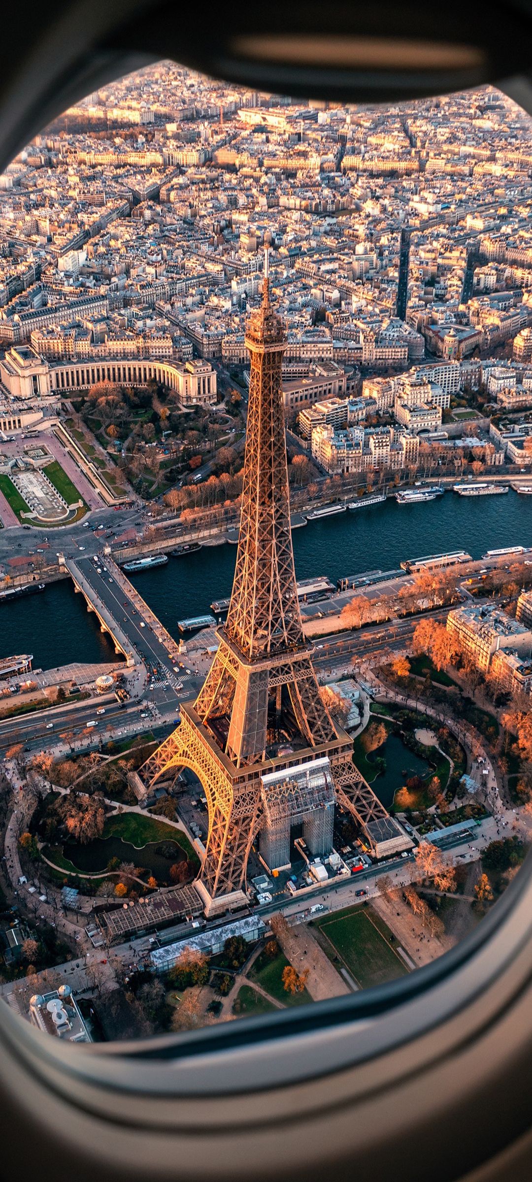 飞机弦窗外的法国埃菲尔铁塔