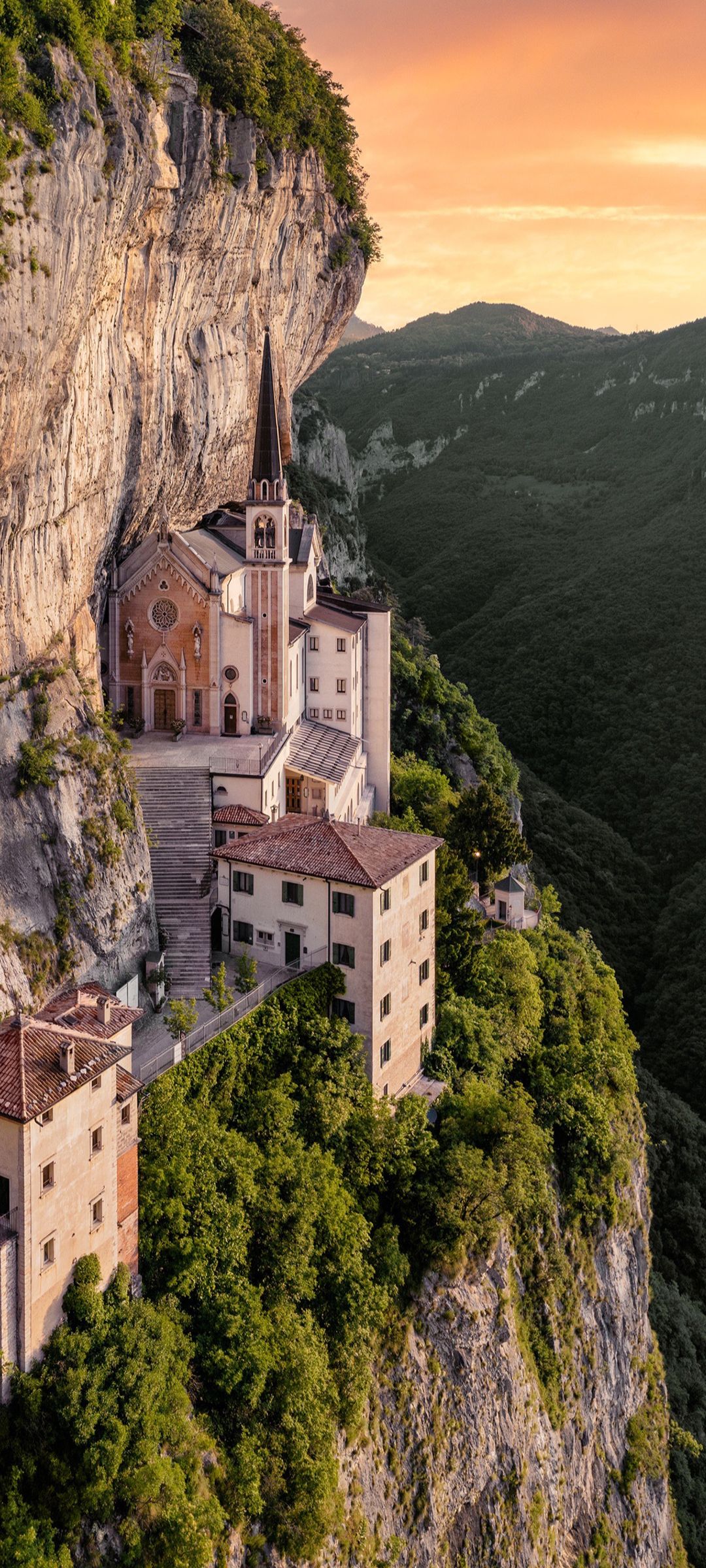 意大利悬崖峭壁上的教堂Madonna della Corona