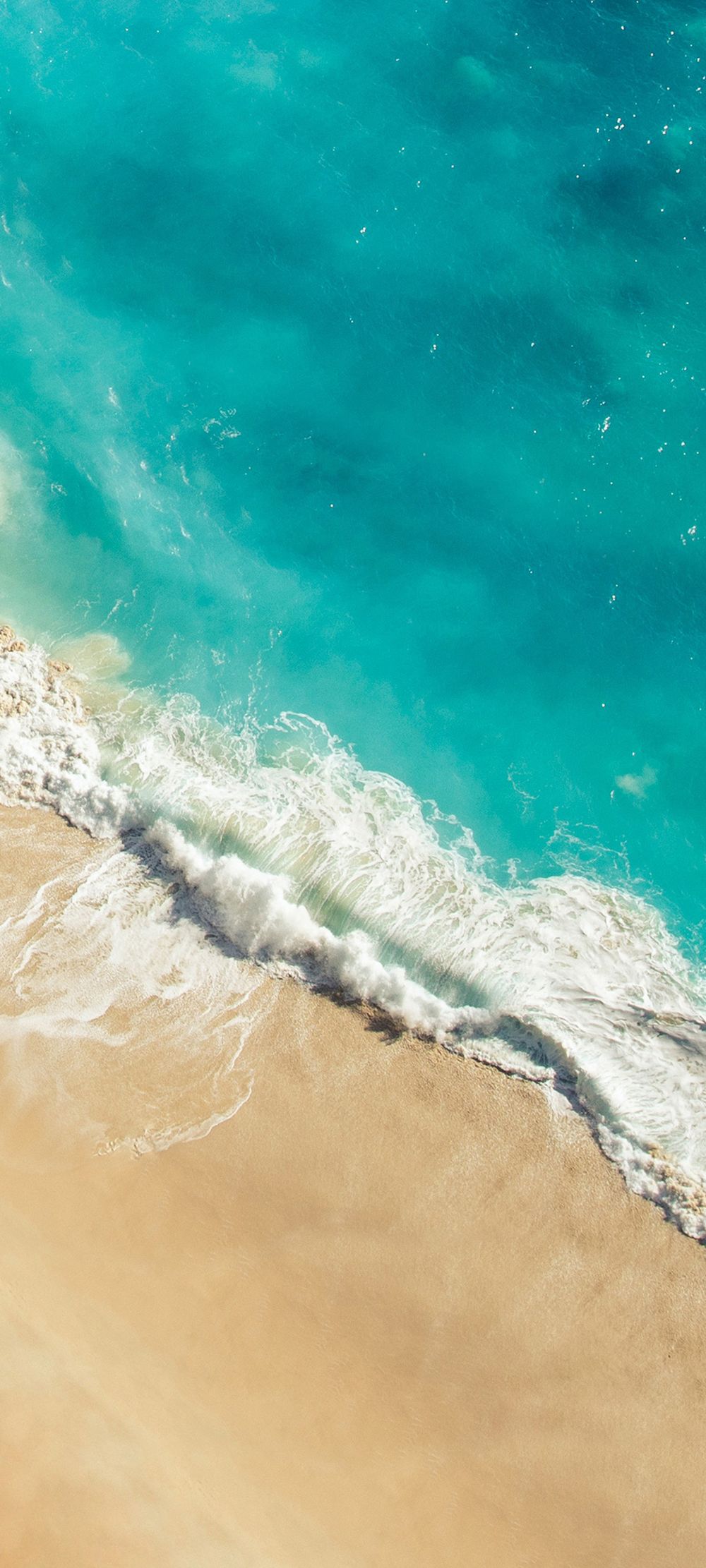 金色沙滩与蓝色海浪高清唯美风格