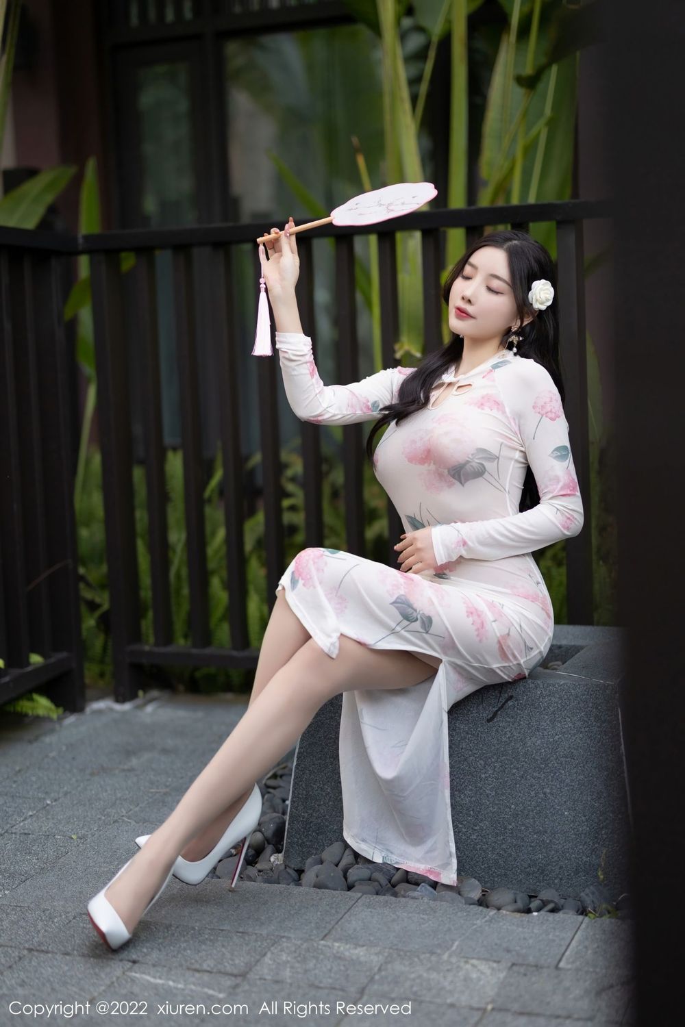 性感女神杨晨晨Yome白色带图案旗袍搭配丝袜系列写真