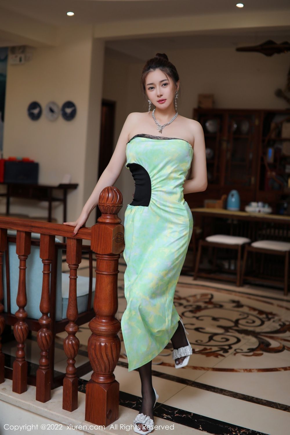 美女模特凯竹Vision绿色连衣长裙搭配黑丝系列写真