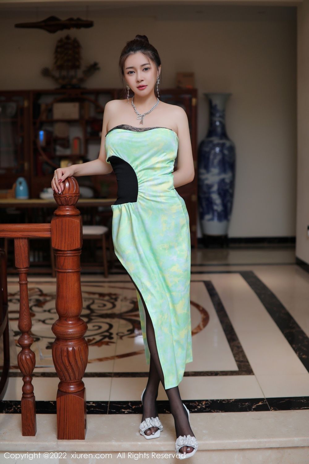 美女模特凯竹Vision绿色连衣长裙搭配黑丝系列写真
