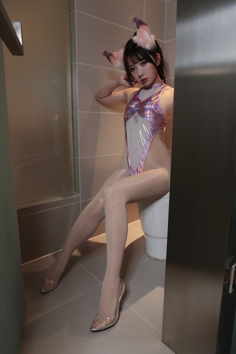美女主播小女巫露娜高叉连体衣搭配丝袜美腿系列写真