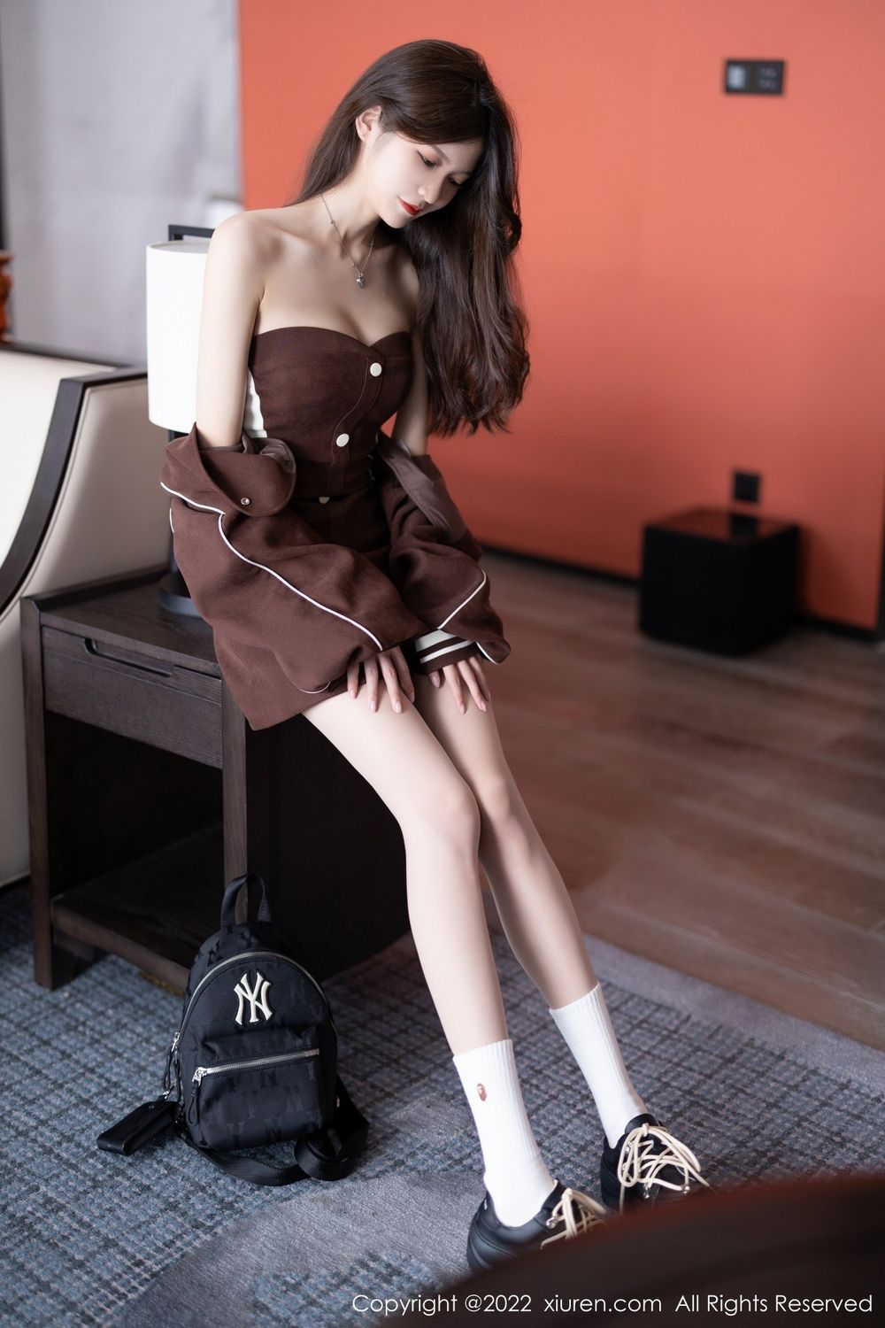 美女模特程程程-简约棕色服饰搭配原色丝袜厦门旅拍