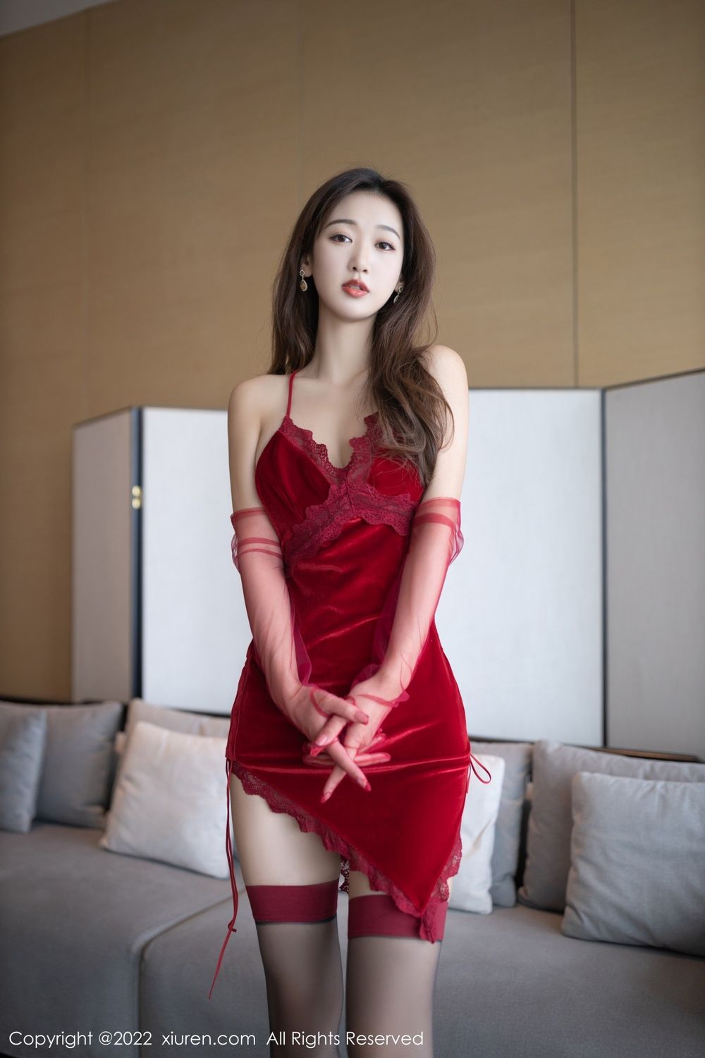 美女模特唐安琪猩红吊裙搭配黑丝系列珠三角旅拍