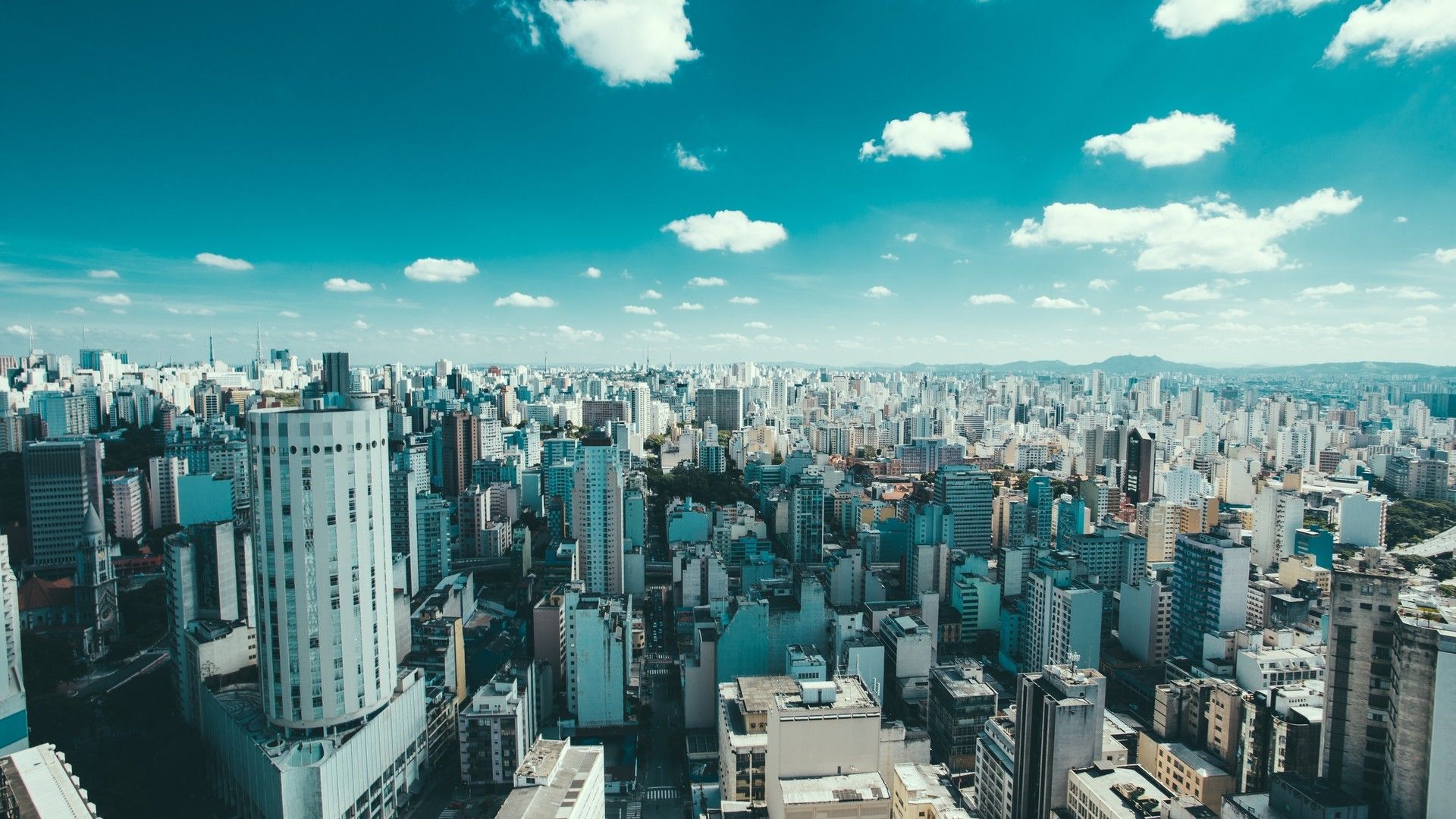繁华都市中高耸入云的特色摩天大楼