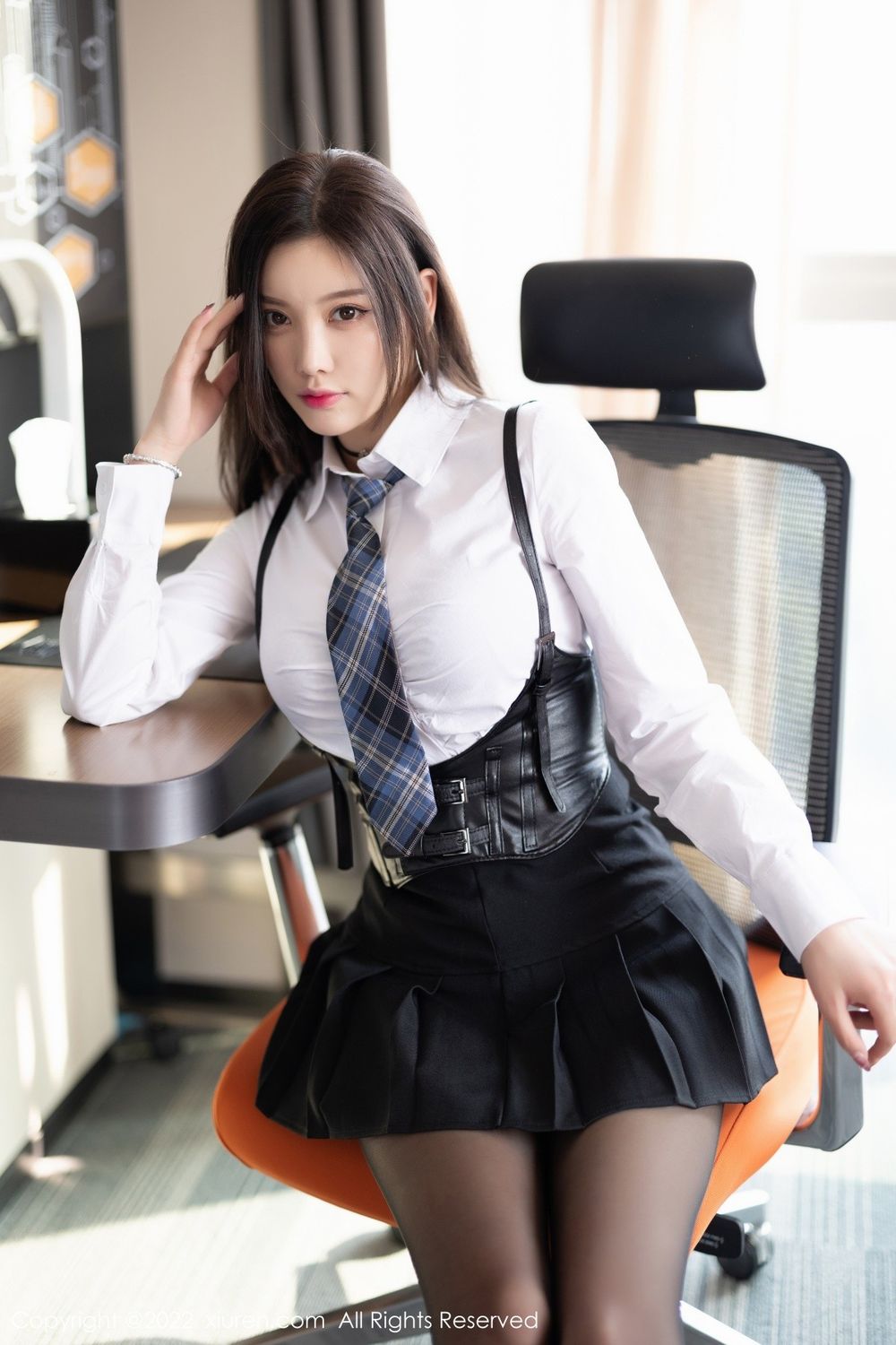 性感女神杨晨晨Yome白衬衫搭配黑色短裙主题私房写真