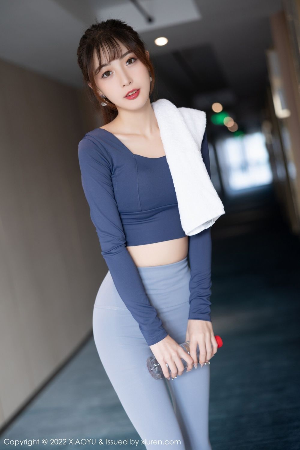 美女模特林星阑淡蓝色上衣搭配深色运动裤性感写真