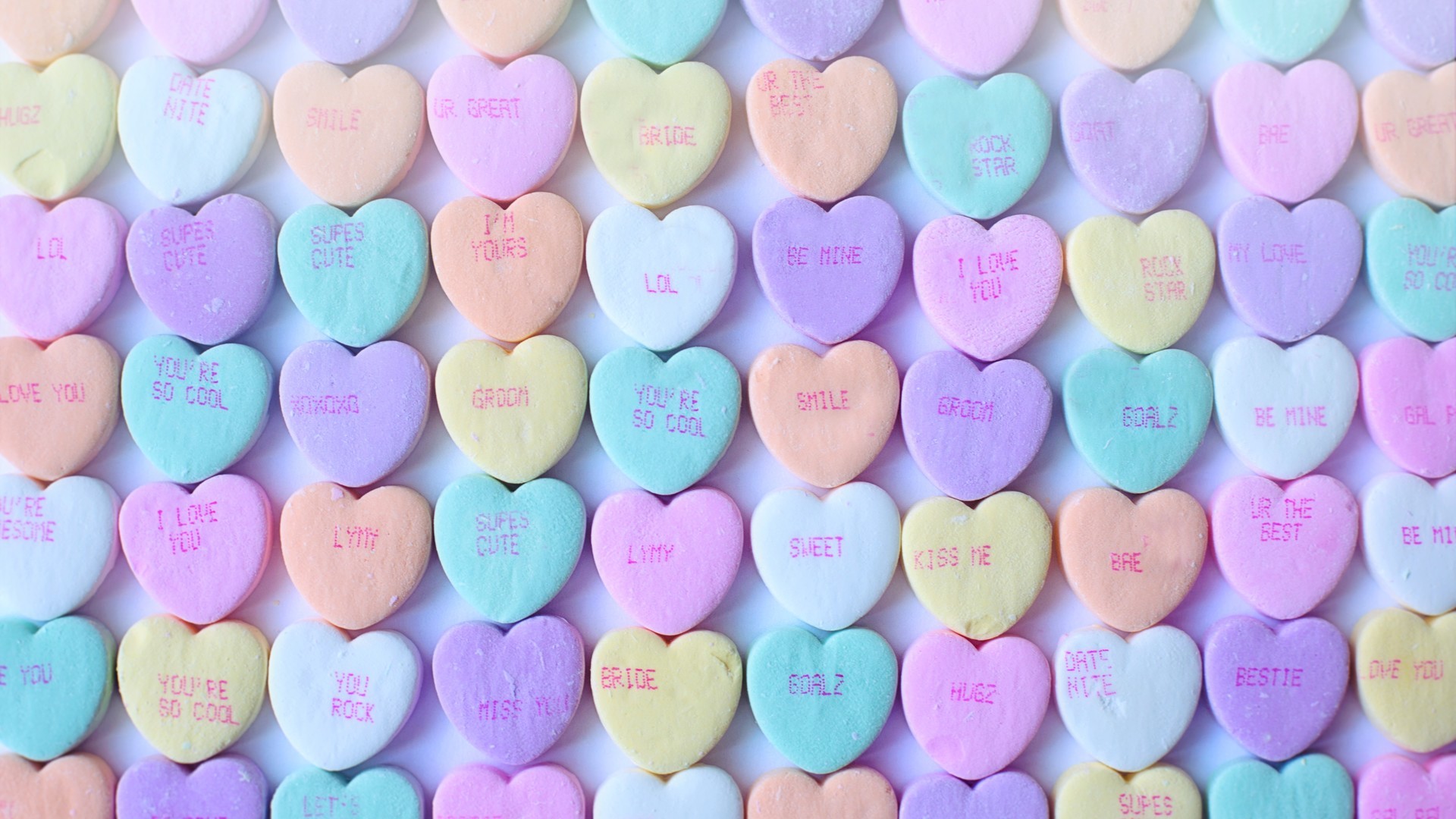 粉色的心形糖果代表浪漫爱情
